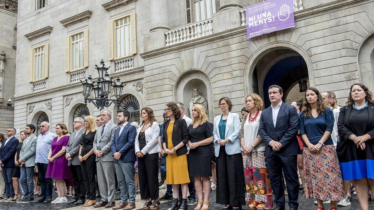Emotivo minuto de silencio por la mujer asesinada en Nou Barris por violencia machista Emotivo minuto de silencio por la mujer asesinada en Nou Barris por violencia machista