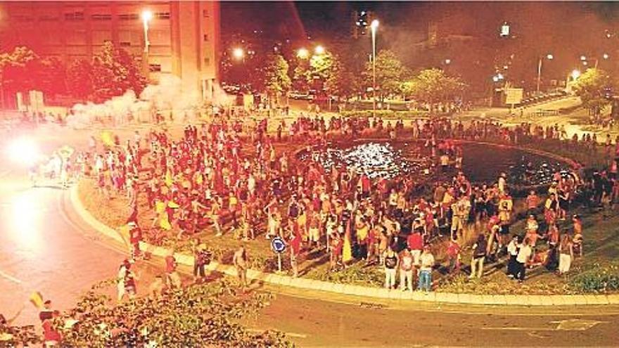 Centenars de seguidors celebren el triomf a la plaça dels Països Catalans