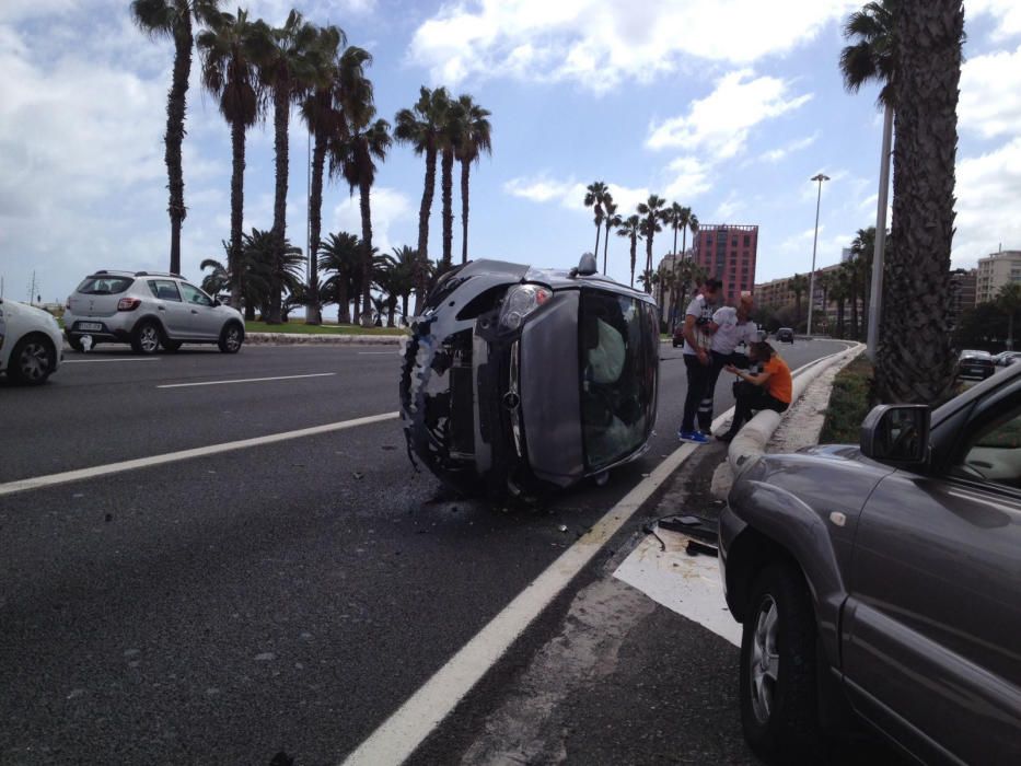 Un coche vuelca en la Avenida Marítima