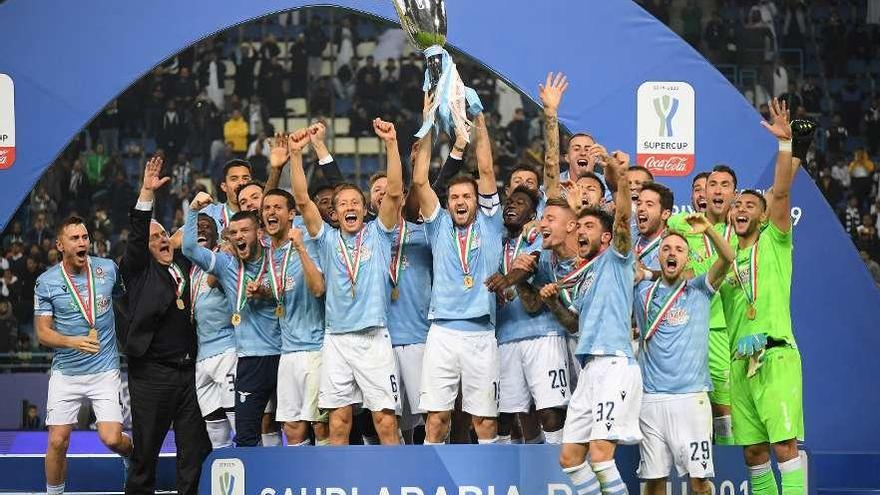 Los jugadores del Lazio festejan el título conseguido. // Efe