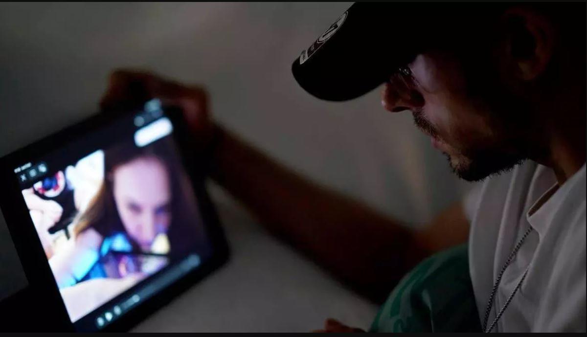 Un joven consume porno.