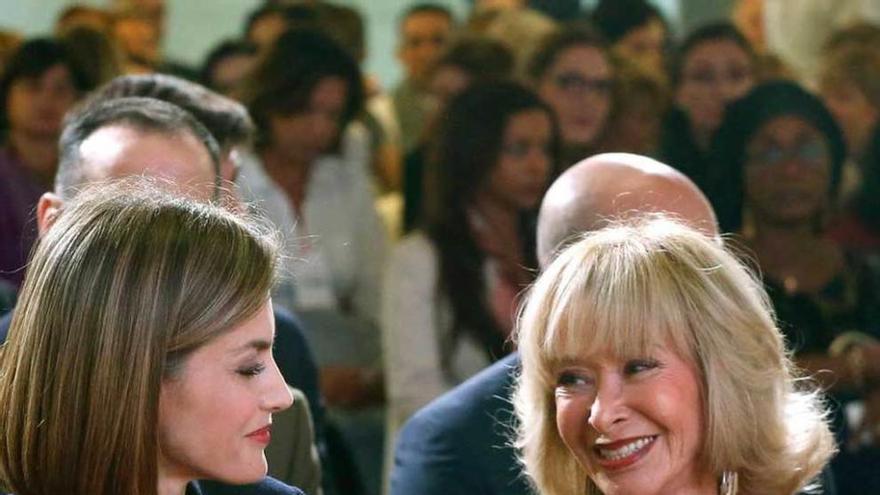 La Reina, junto a María Teresa Fernández de la Vega, durante la reunión.