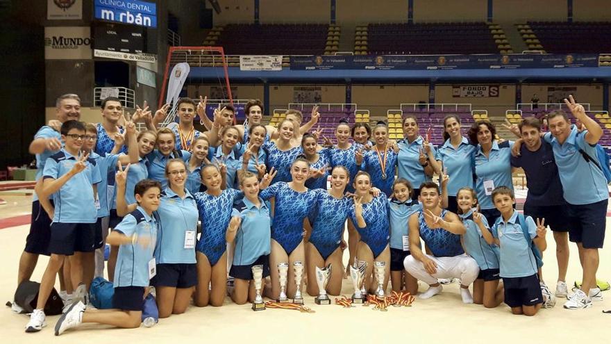 El Xelska celebra los éxitos conseguidos en el Campeonato de España en el polideportivo Pisuerga de Valladolid.