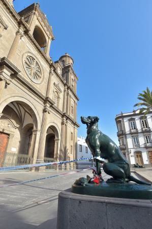 25-09-2018 LAS PALMAS DE GRAN CANARIA. Vallado de la fachada de la catedral por la caída de cascotes. Fotógrafo: ANDRES CRUZ  | 25/09/2018 | Fotógrafo: Andrés Cruz