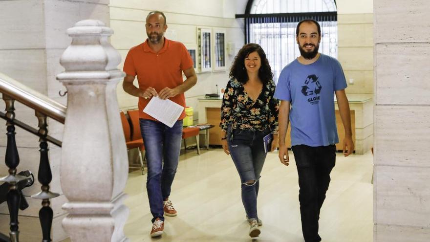 Por la izquierda, David Alonso, Sofía Castañón y Héctor Piernavieja, esta mañana en el Ayuntamiento de Gijón.