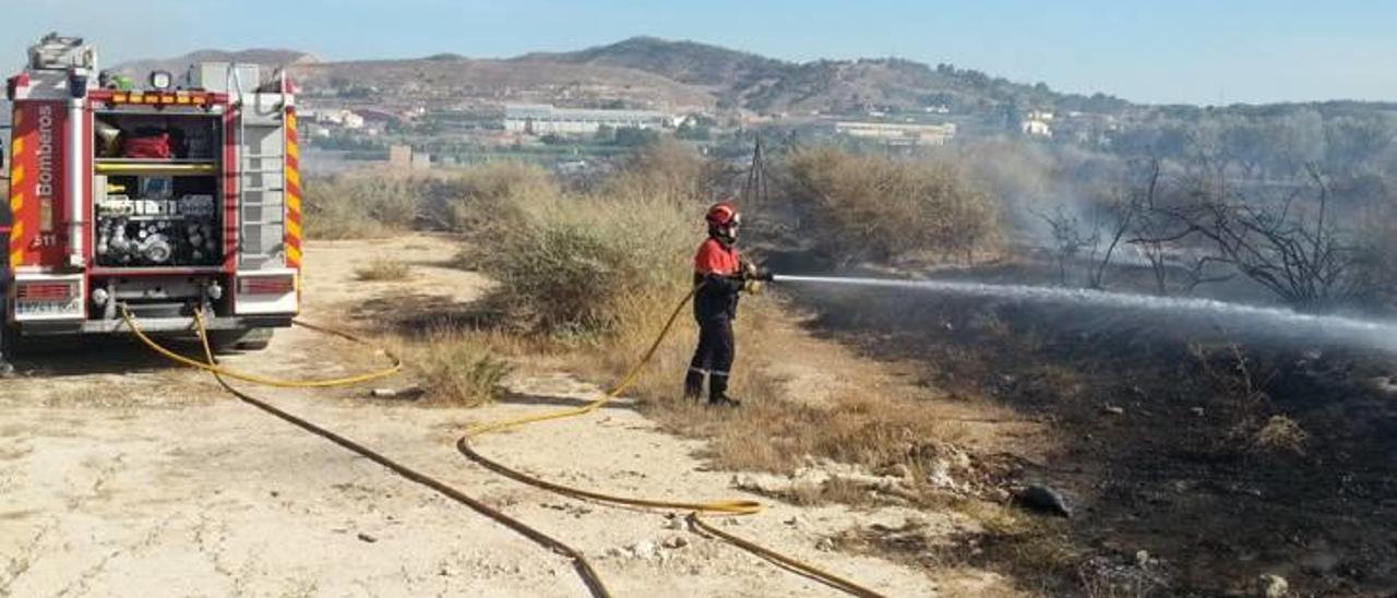 Los bomberos intentaron sofocar el fuego con rapidez.