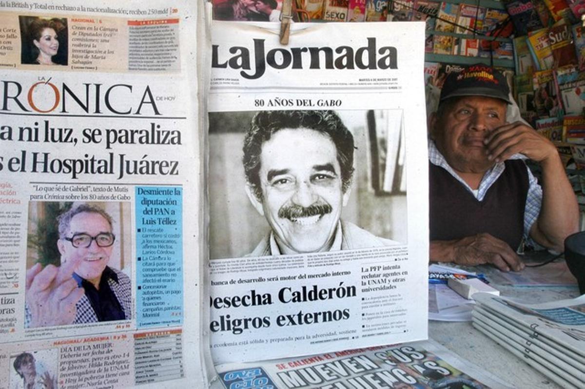 Portada del diari mexicà ’La Jornada’, que en l’edició del 6 de març del 2007 va difondre per primera vegada una fotografia feta fa 30 anys a l’escriptor colombià Gabriel García Márquez amb els efectes del presumpte cop de puny que li va clavar Mario Vargas Llosa i que va posar fi a l’amistat entre tots dos. Portada del diari mexicà ’La Jornada’, que en l’edició del 6 de març del 2007 va difondre per primera vegada una fotografia feta fa 30 anys a l’escriptor colombià Gabriel García Márquez amb els efectes del presumpte cop de puny que li va clavar Mario Vargas Llosa i que va posar fi a l’amistat entre tots dos.
