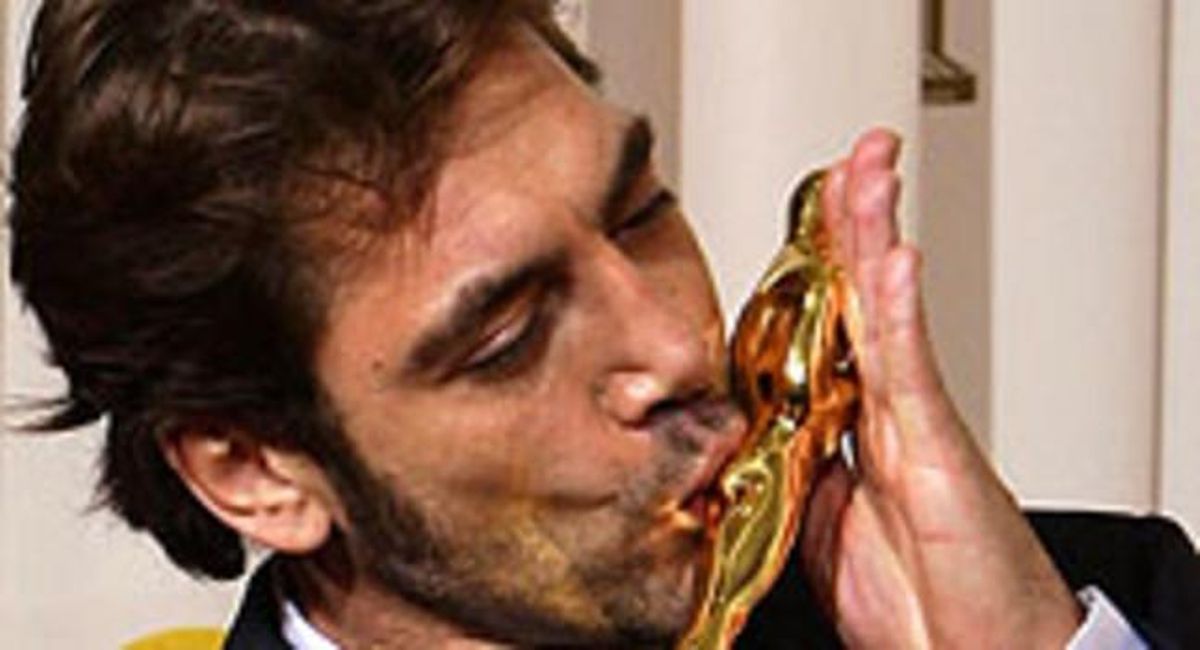 Javier Bardem besa l’Oscar. Javier Bardem besa l’Oscar.