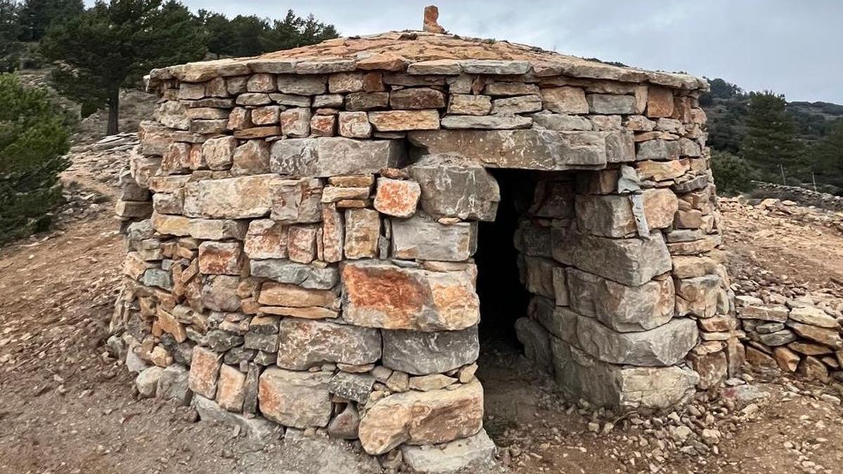 El alumnado ha trabajado desde el mes de septiembre en la ejecución de unas obras que han resultado en una caseta única en el término de Vistabella del Maestrat: se trata de la única con ventana.