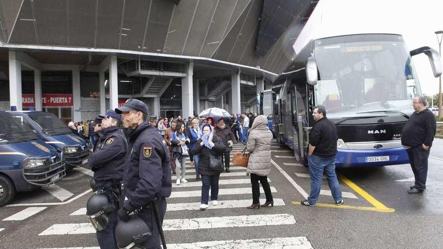 Agentes de la Policía Nacional custodian las inmediaciones de El Molinón tras el partido.