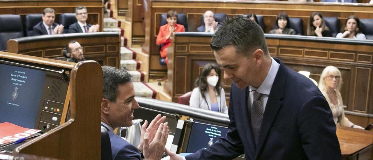 Héctor Gómez saluda  Pedro Sánchez en en Congreso