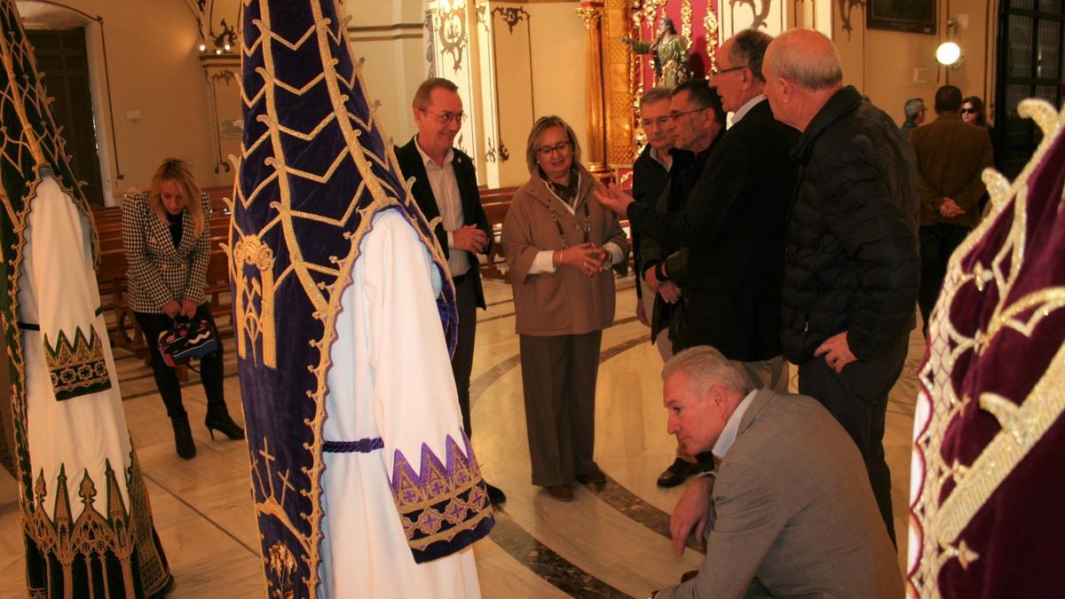 María Ángeles Mazuecos, Ramón Mateos, María Jesús Pérez y Emilio, Alberto, Carlos, Luis y José Felices Martínez de Miguel, contemplan tres de los conocidos como Misterios, los que representan al Nacimiento, Muerte y Resurrección de Jesús, de la exposición de homenaje a Antonio Felices Iglesias, este sábado.