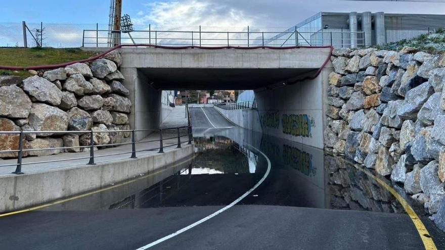 El nuevo paso subterráneo de los Talleres del Conde de Langreo, inundado con las primeras lluvias fuertes