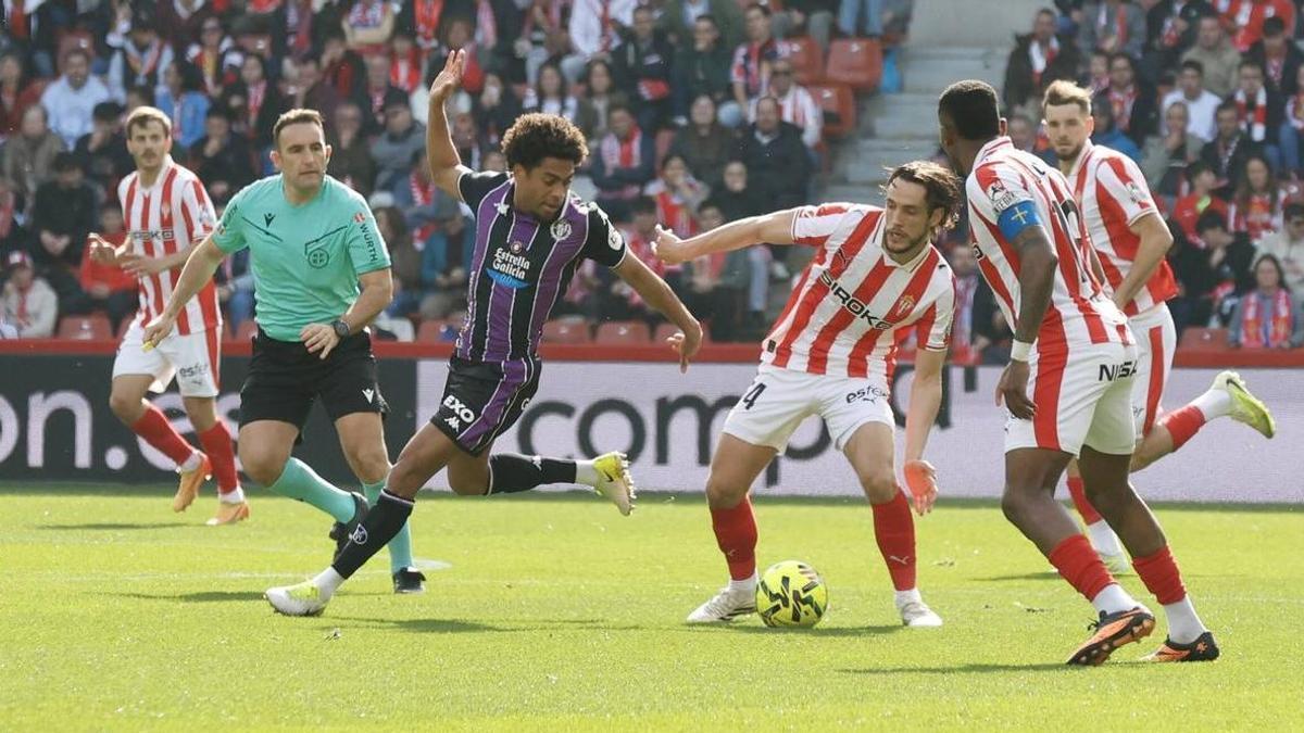 EN IMÁGENES: El partido entre el Sporting y el Valladolid en El Molinón