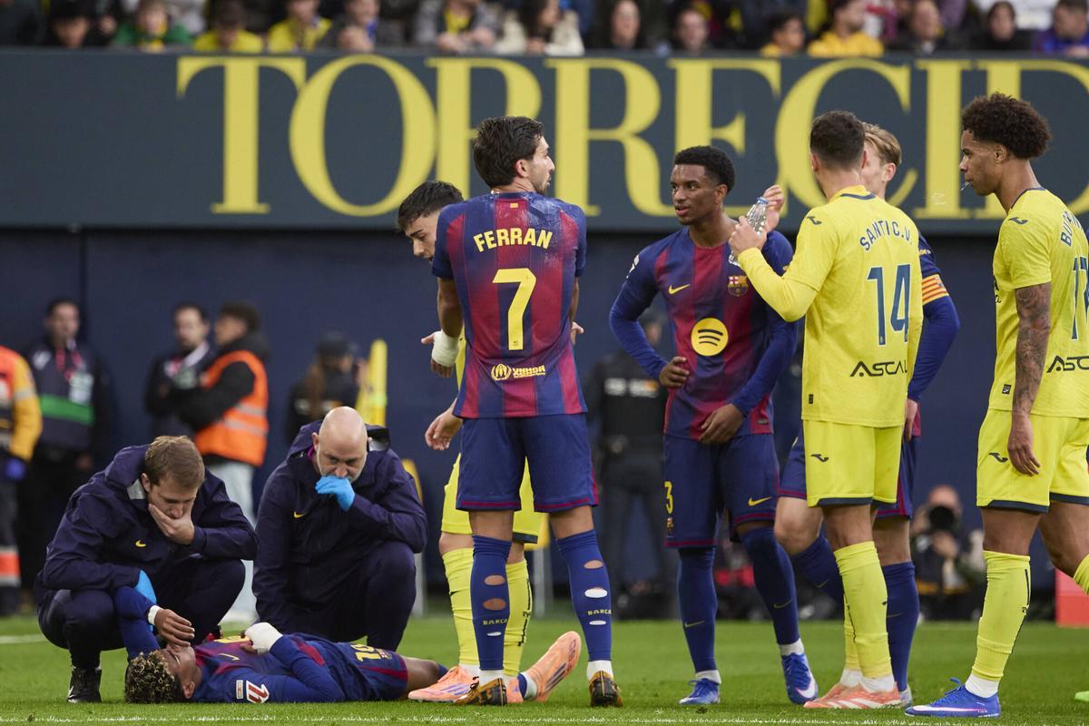 Lamine Yamal yace tendido tras las durísima entrada de Renato Veiga en el Villarreal-Barça.