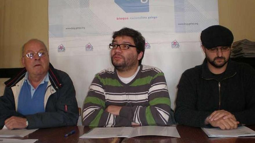 Óscar Ínsua, en el centro, acompañado de dos concejales de su formación, ayer en rueda de prensa. / m. c. s.