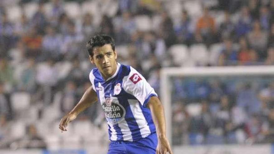 Rochela toca el balón durante el partido de ayer en Riazor. / f. martínez