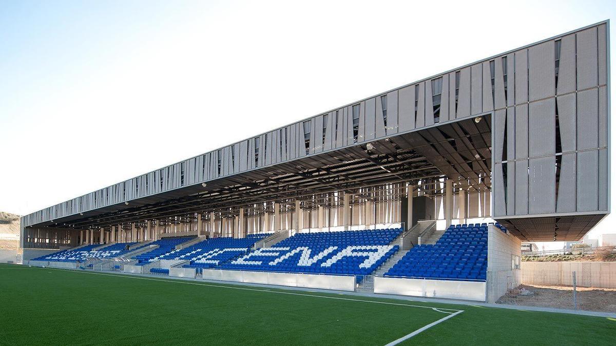 El estadio de Lucena es uno de los edificios incluidos en la guía.