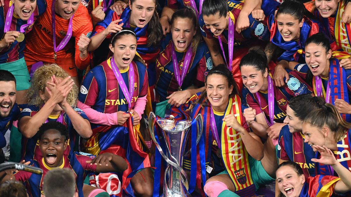 Las jugadoras del Barça, con el trofeo de la Champions