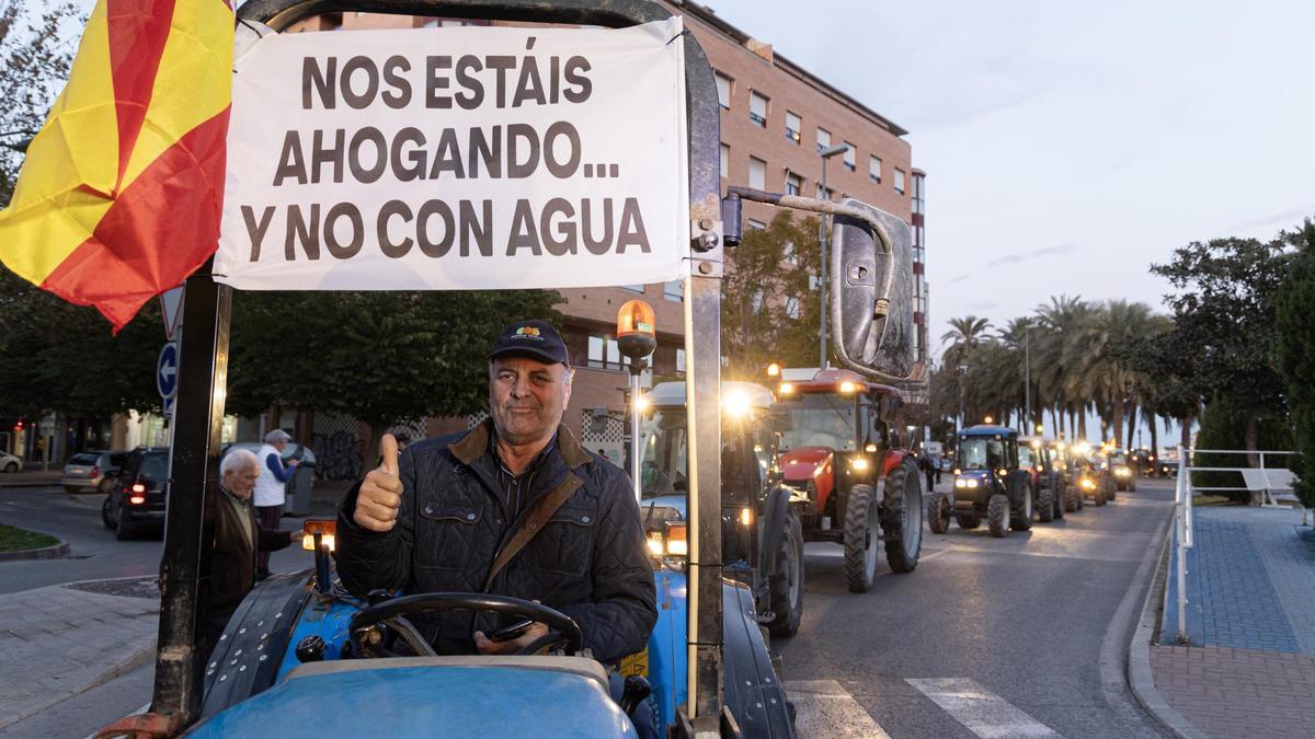Los agricultores protestan con una tractorada por las carreteras de la Vega Baja  y llegan hasta Orihuela