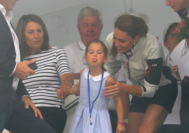 La princesa Charlotte saca la lengua durante la regata The Kings' Cup