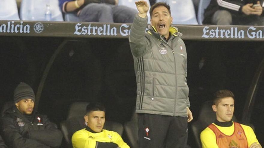 Berizzo da indicaciones a sus hombres // J. LORES