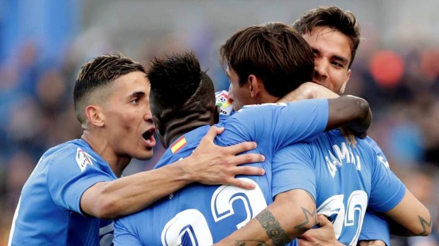 Los jugadores del Getafe celebran el gol de Damián.