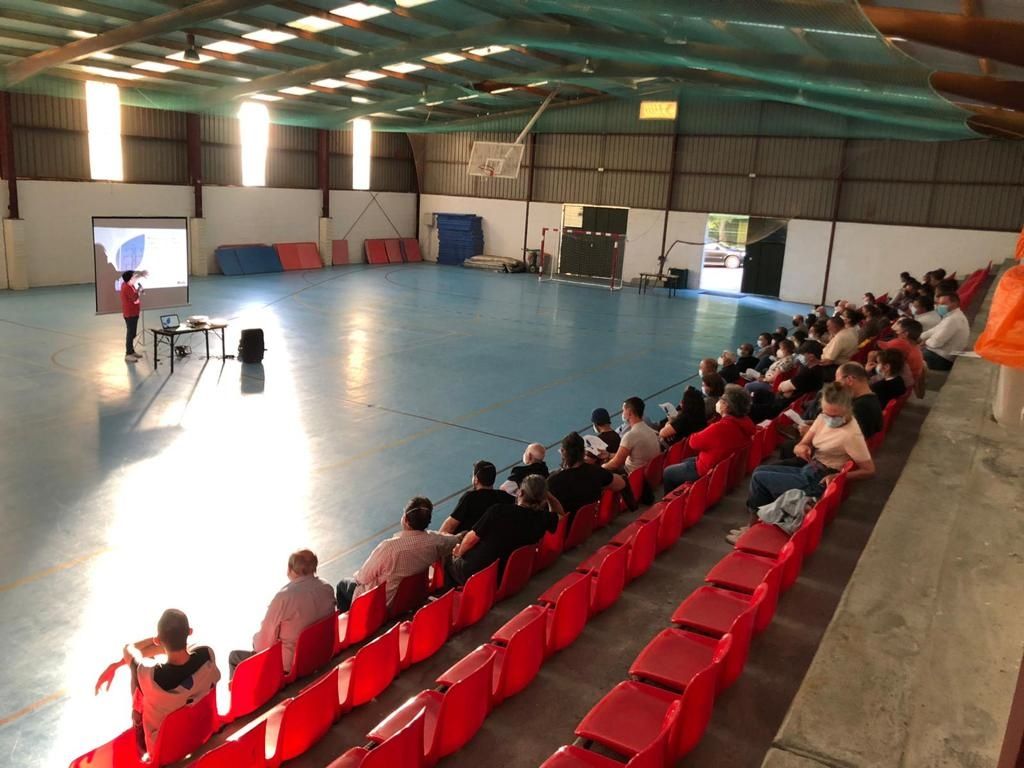 Reunión en el pabellón de Carballedo.