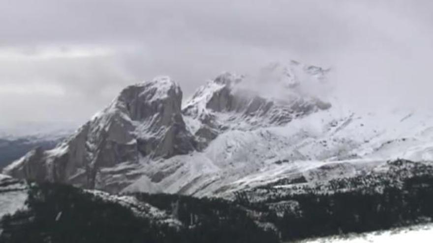 La nieve llega a las cumbres asturianas y un frente frío barrerá el Principado a partir de esta tarde