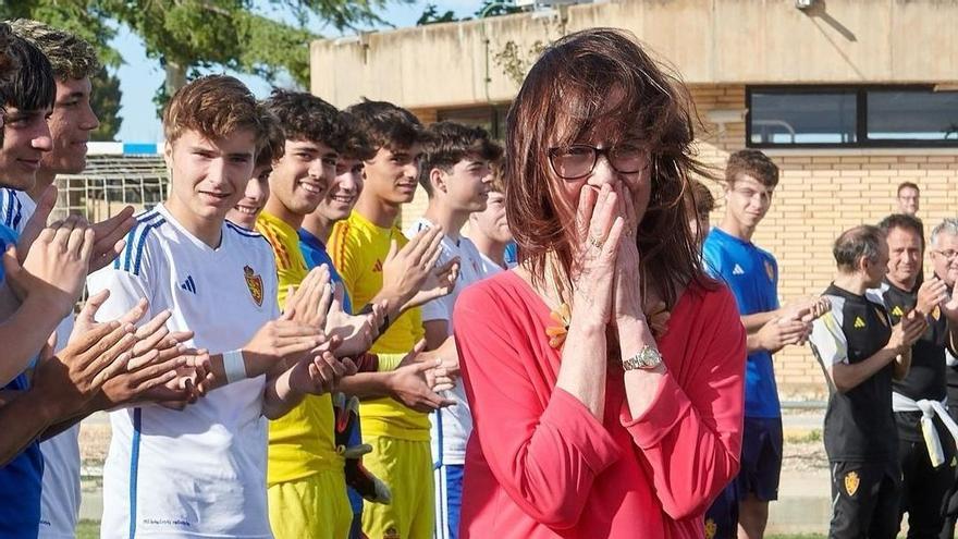 Beatriz Ramón, rodeada de los jugadores de la cantera zaragocista en su despedida del club.