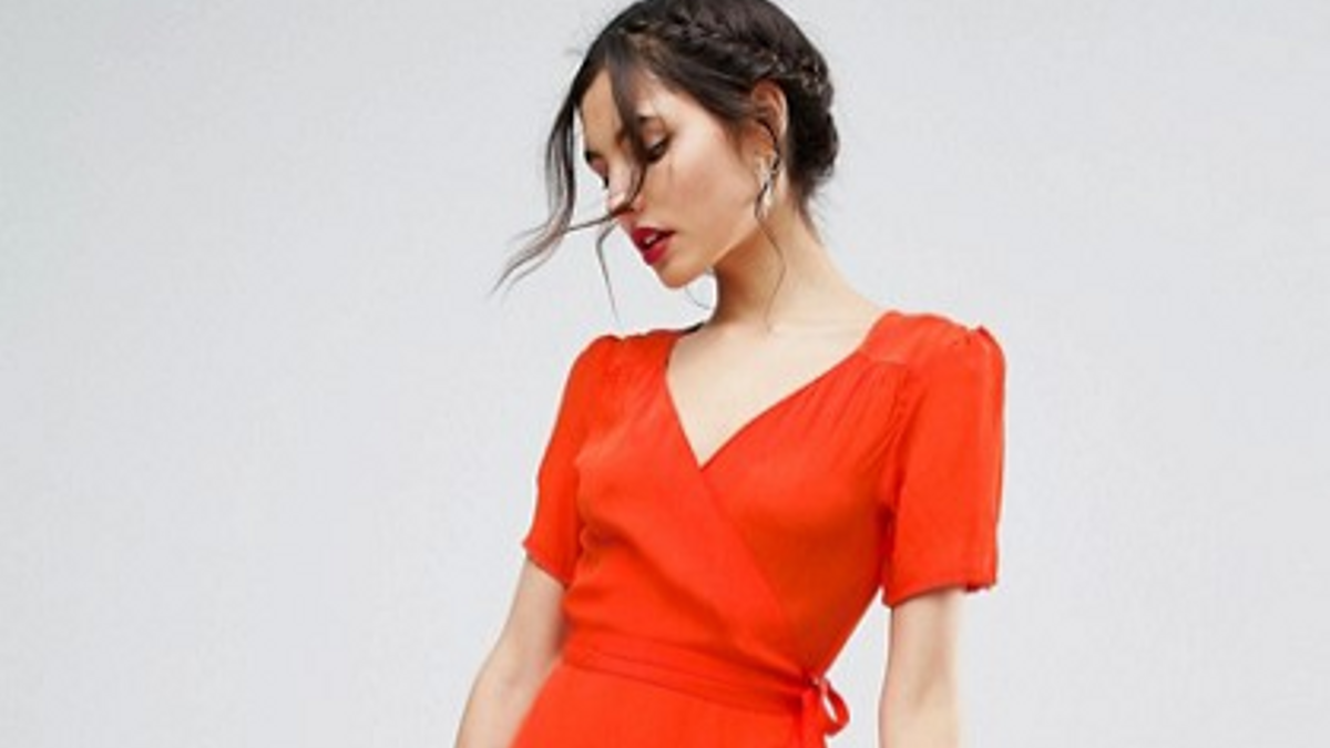 Vestidos de manga corta para invitadas: con volantes y espalda descubierta de Asos