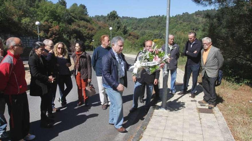 Familiares y amigos de Socorro Pérez dejaron flores en el lugar en el que apareció el cuerpo. // Iñaki Osorio