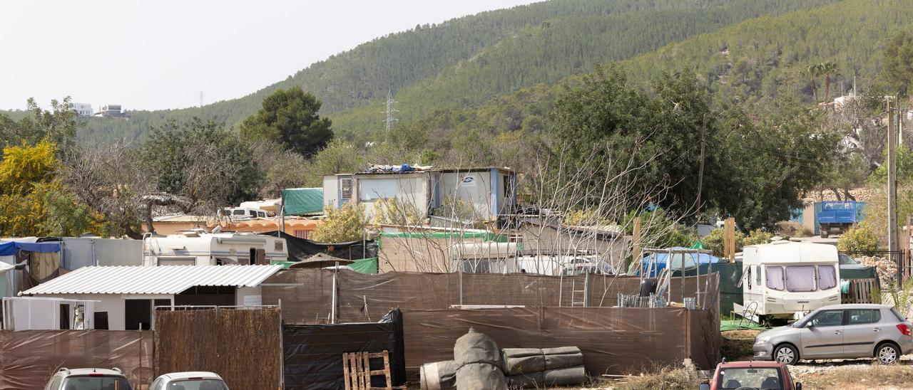 Imagen de caravanas y casetas en la finca de Can Rova, junto a Can Negre