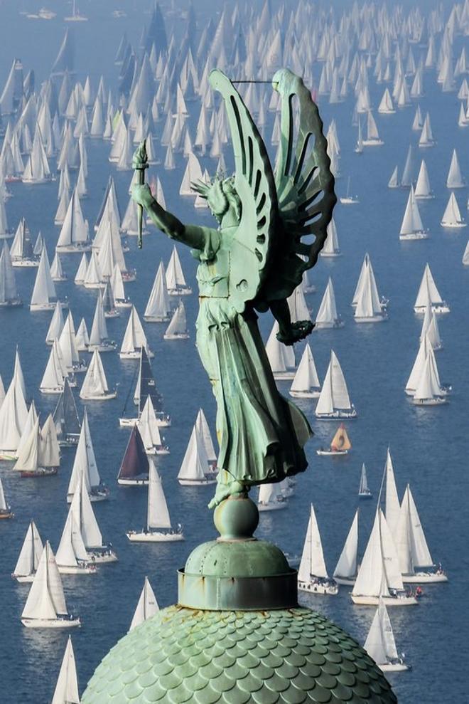 Los barcos pasan junto al Faro de la Victoria durante la 51ª regata de Barcolana en el Golfo de Trieste.