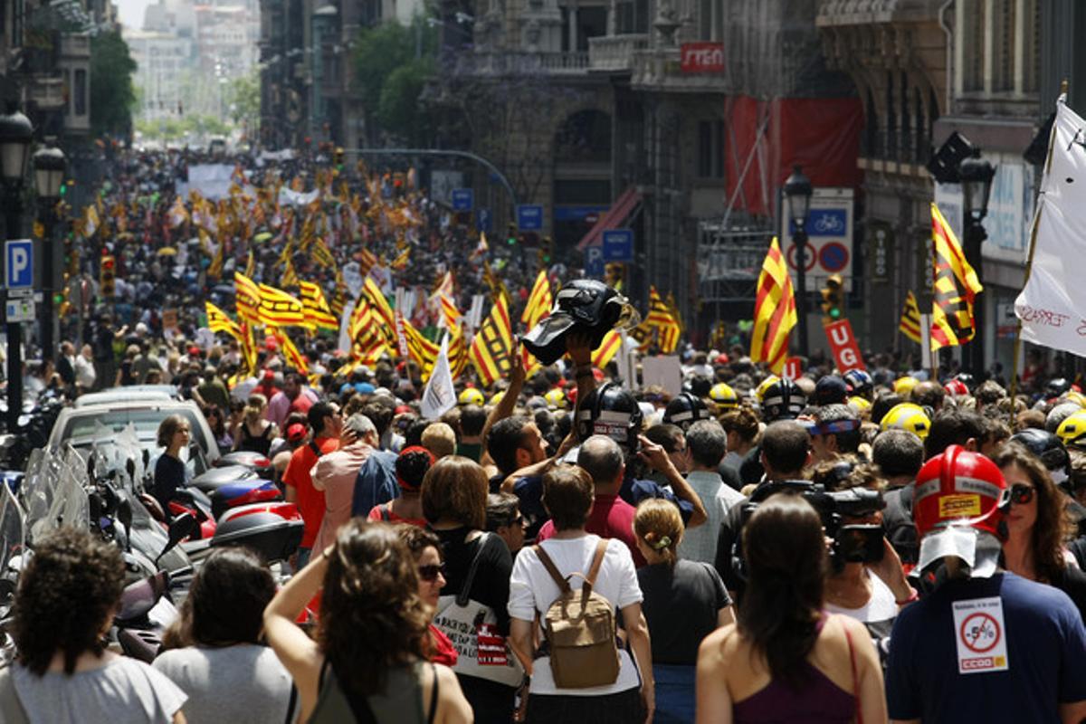 Unes 40.000 persones s’han manifestat aquest migdia a Barcelona en l’acte central de la protesta sindical del 8-J en contra de les tisorades del Govern central i l’autonòmic. Unes 40.000 persones s’han manifestat aquest migdia a Barcelona en l’acte central de la protesta sindical del 8-J en contra de les tisorades del Govern central i l’autonòmic.