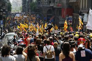 Unes 40.000 persones s’han manifestat aquest migdia a Barcelona en l’acte central de la protesta sindical del 8-J en contra de les tisorades del Govern central i l’autonòmic.