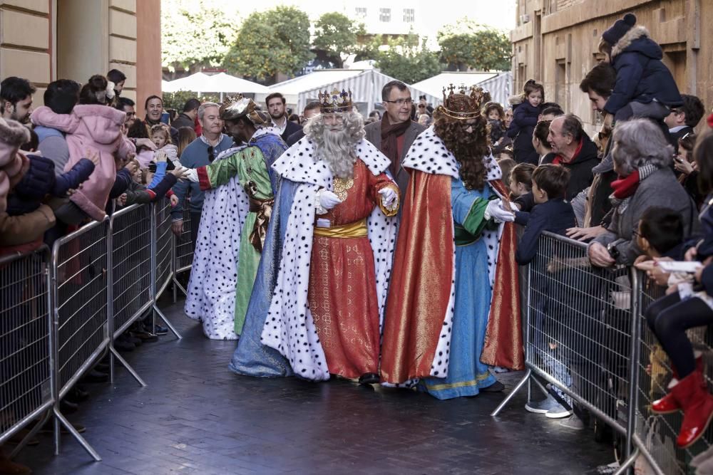 Los Reyes Magos llegan a Murcia repartiendo Roscón