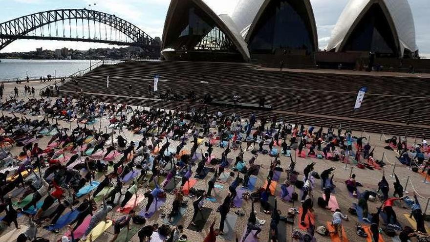 Cientos de participantes, en el Día del Yoga de Sidney. // Reuters