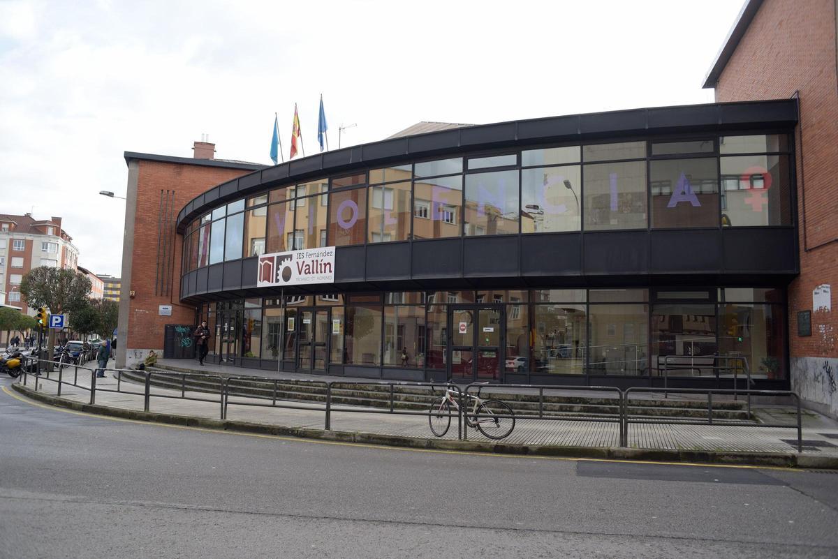 Fachada principal del IES Fernández Vallín.
