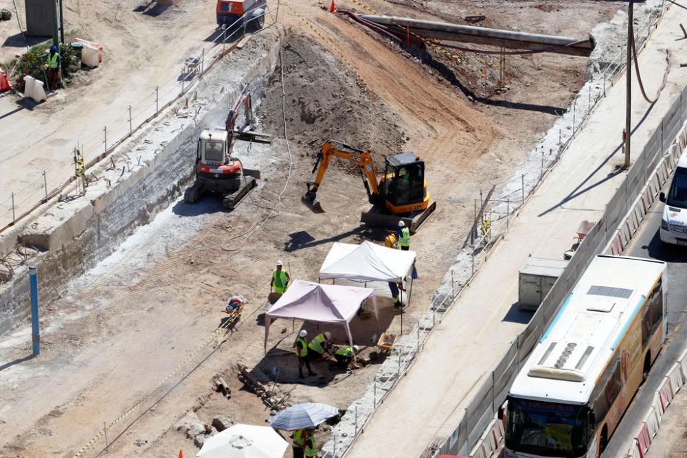 Varias vistas de los restos arqueológicos encontrados en las obras del metro en la avenida de Andalucía.