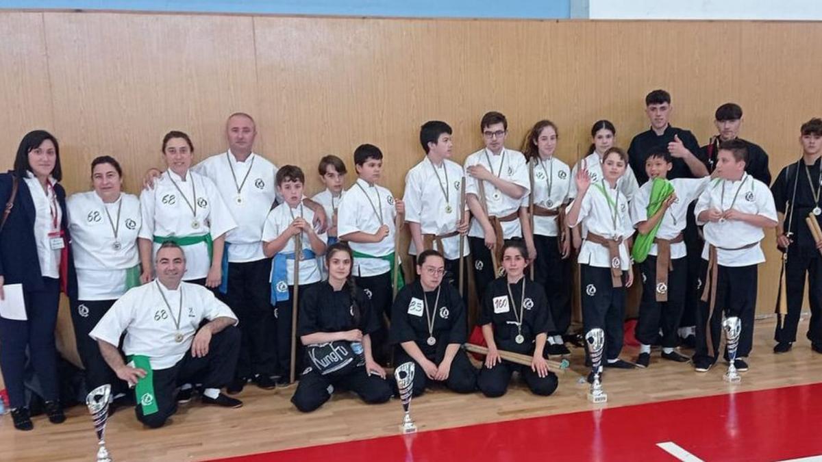 Equipo del Kung Tai, junto a los trofeos conseguidos en Tui. |