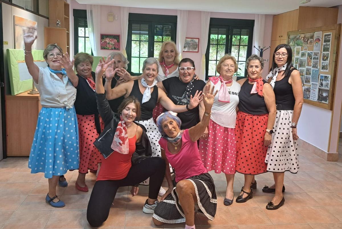 Participantes na festa anual do centro sociocomunitario de Corcubión.
