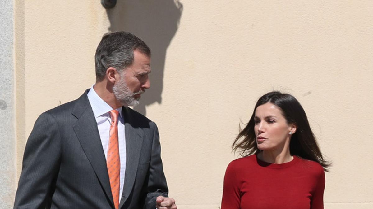 Letizia Ortiz con pantalón &quot;culotte&quot; y jersey de Hugo Boss, y zapatos de Magrit junto a Felipe VI