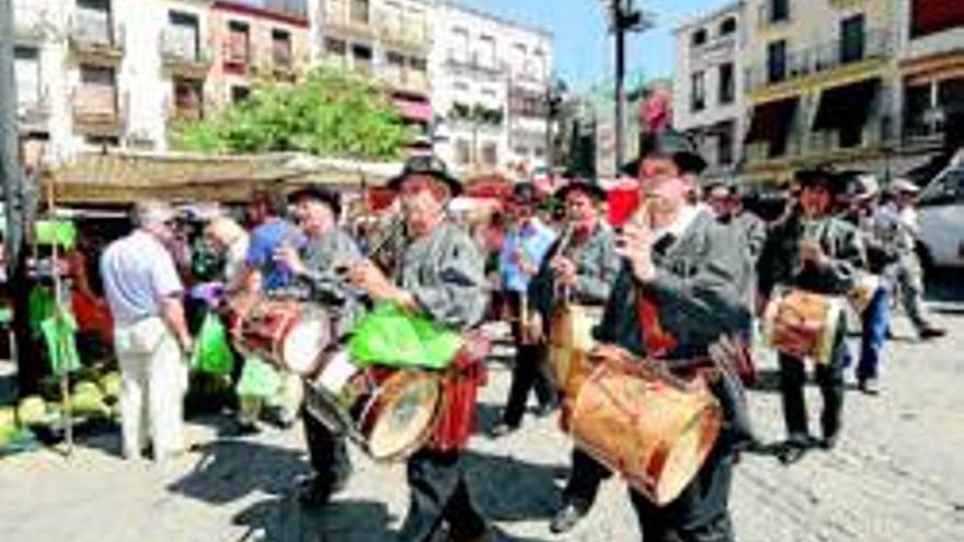 El concurso de tamborileros homenajea a Santiago Béjar