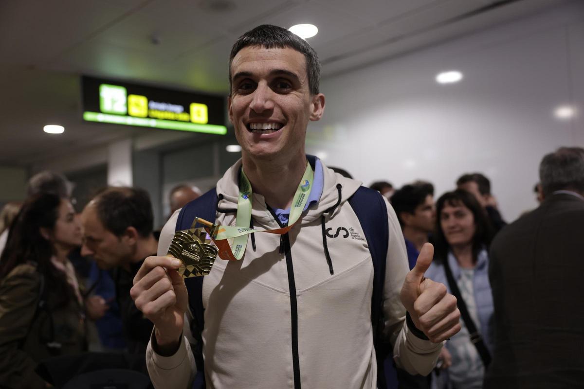Mariano García presume de su medalla de oro este lunes en su llegada a Madrid