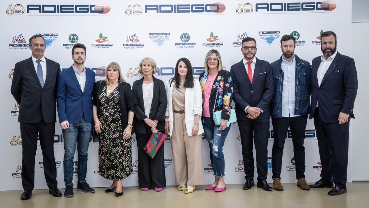 Miembros de la familia Adiego, accionistas de la entidad, junto a Joaquín Portillo, a la izquierda. En la gala de celebración del 60 Aniversario.