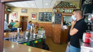 Un bar del centro de Sevilla abre la barra del bar en el inicio de la fase 3.