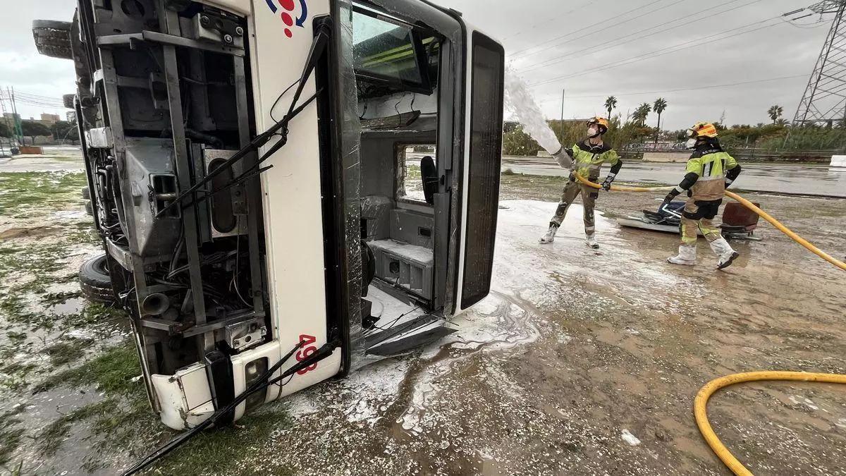 Un autobús volcado, durante el simulacro de un terremoto en Málaga. /
