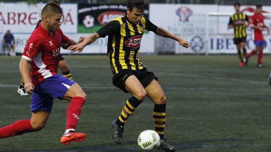 Pardavila, del Rápido, controla el balón ante el Choco. // Alba VIllar