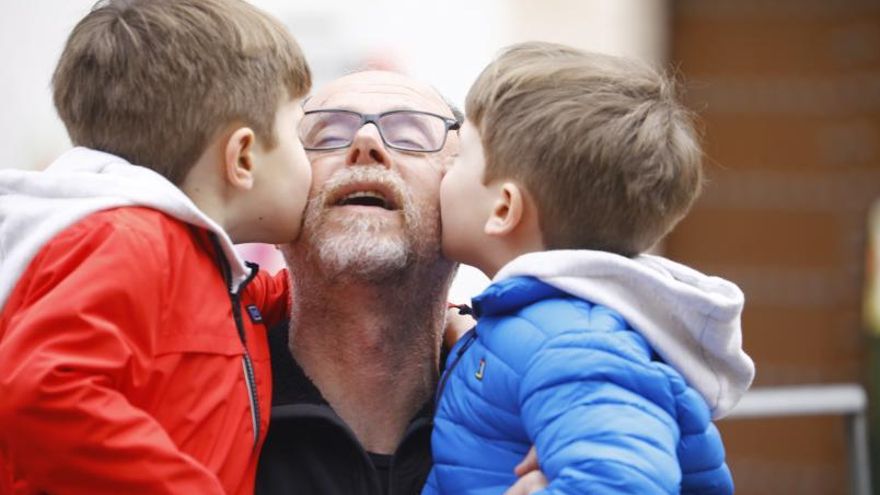 Martín y Diego besan a su padre, Juan Antonio Luna, ya en Lucena.